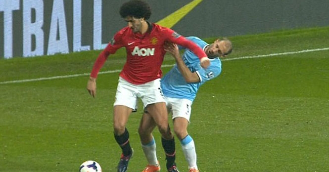 Fellaini thoát án phạt dù chơi cùi chỏ vào mặt Zabaleta